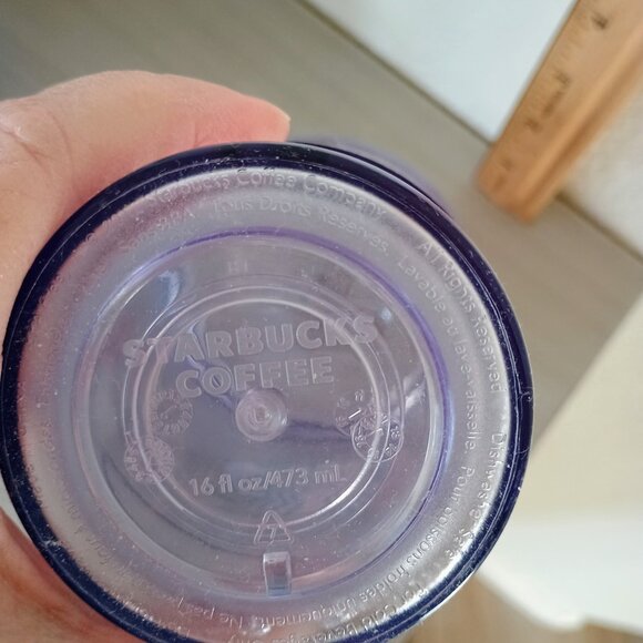 EUC STARBUCKS CLEAR REUSABLE 16 OZ HARD PLASTIC TUMBLER WITH DOMED LID - Picture 3 of 4